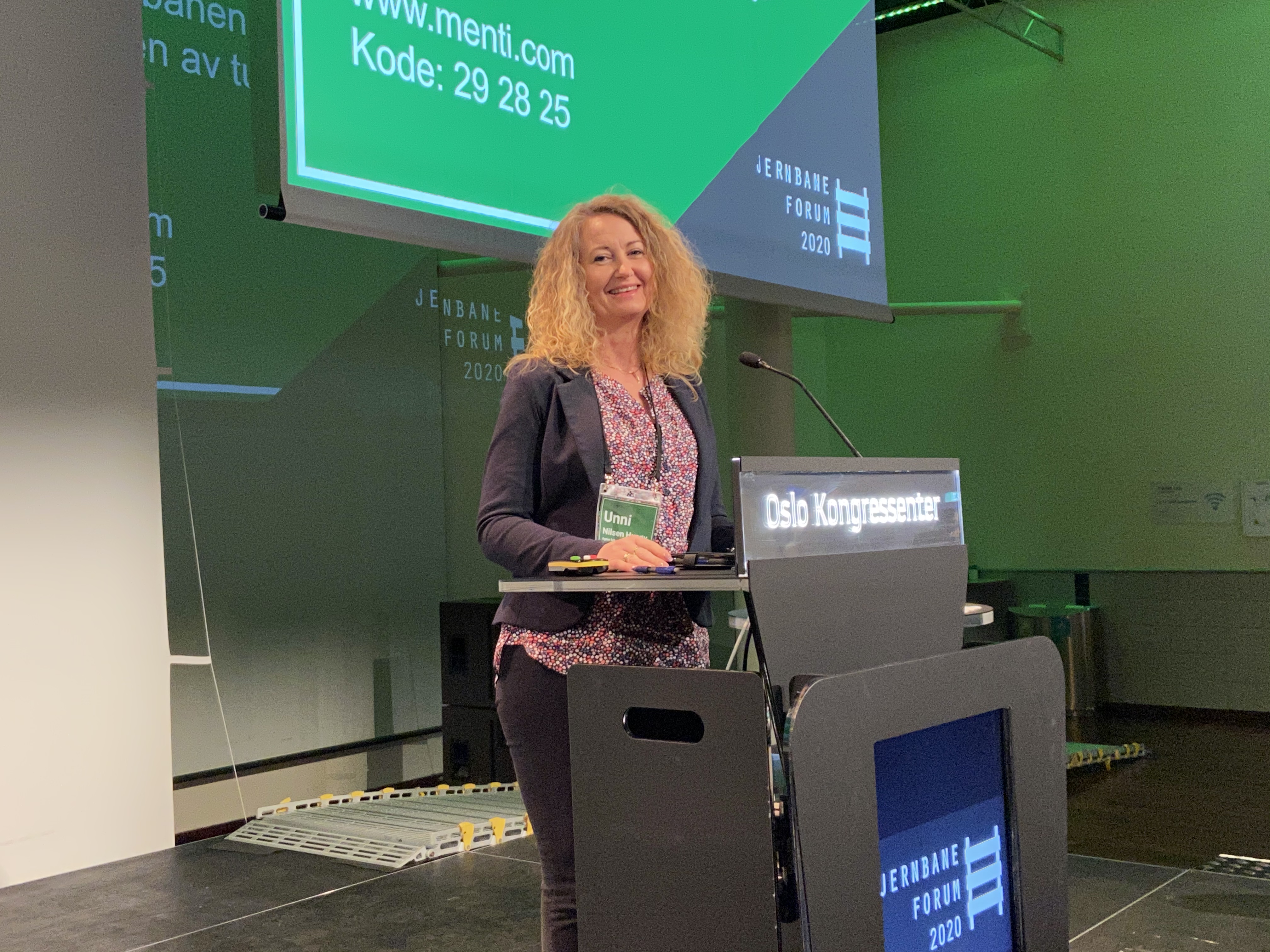 Unni Nilsen Husøy ønsker velkommen for Jernbaneforum Sør.